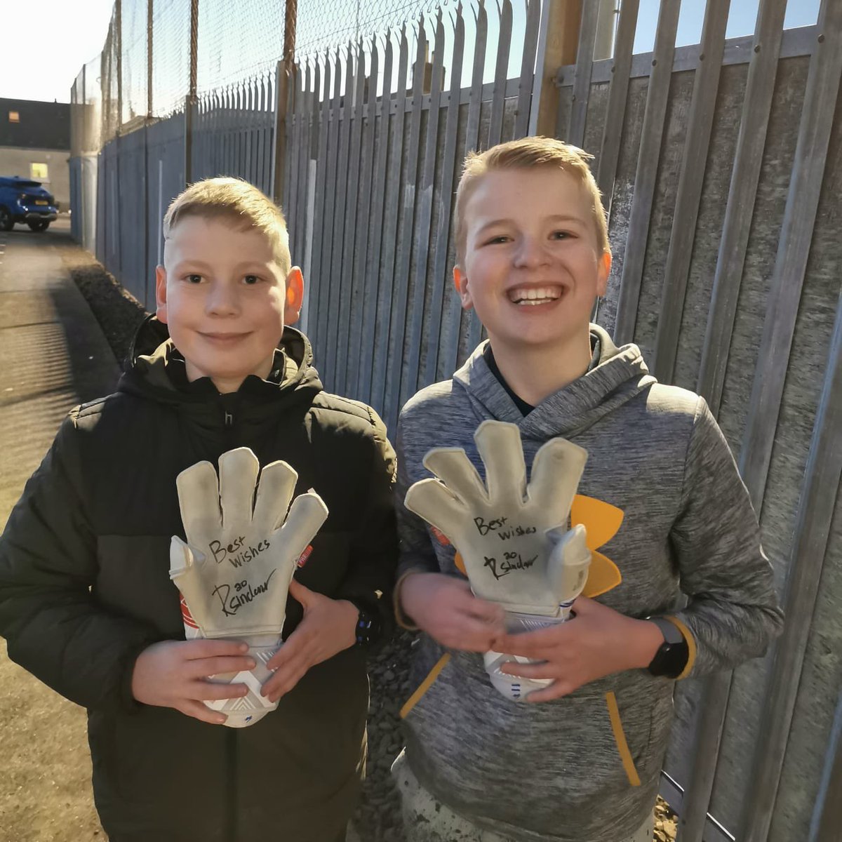 the_delnch's tweet photo. People ask why we support @MontroseFC is things like this. @ross_sinclair01 taking the time to sign his gloves and hand them to 2 fans who not only think he is fantastic but also devastated to see him go. Thank you Ross, you have made these guys day. All the best 👍🔵 https://t.co/AnHUJcjkqq
