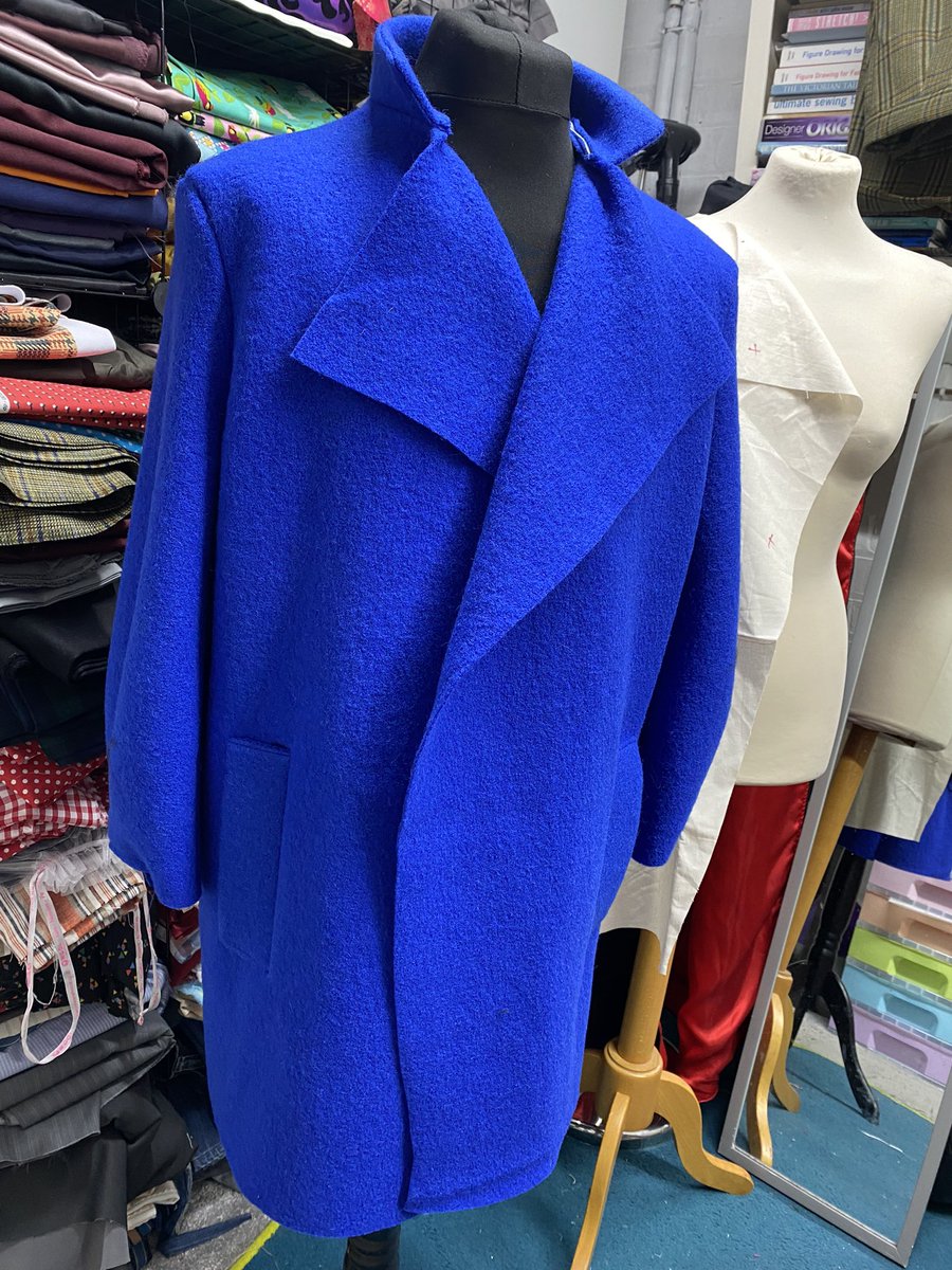 sewmarkfrancis's tweet image. Something very blue is cooking in my studio, pecifically in Royal Blue #boiledwool. This is a lovely commission for a lovely customer, all drafted from scratch. 

Still lots to do, but it’s coming together nicely. 

#royalblue #patterndrafting #peribrown #sixthdoctor #boiledwool