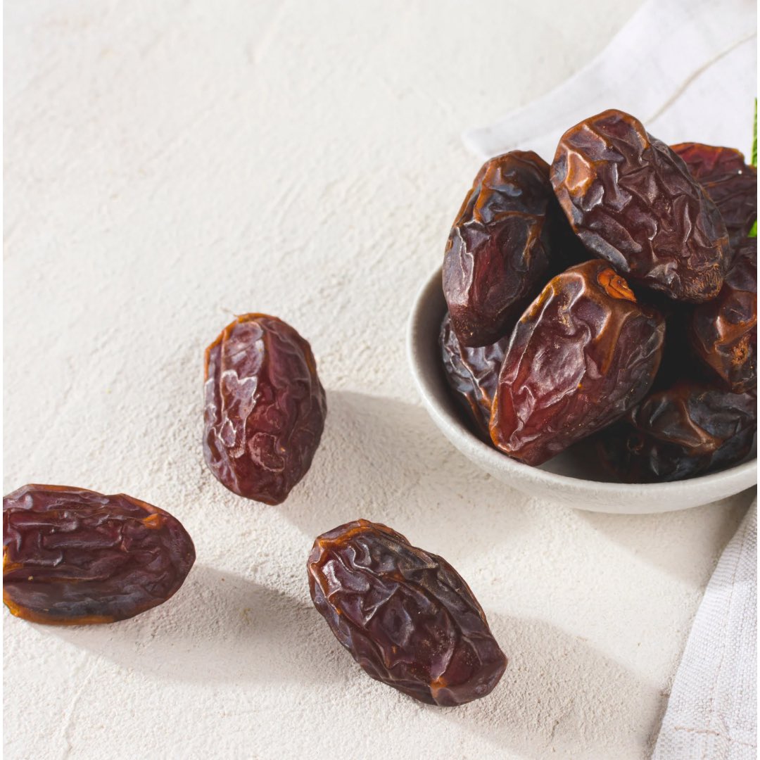 9jafoodie's tweet image. You should approach dates the exact same way you approach sugar / honey in your diet. You have no business blending 6 dates into a smoothie and calling it “sugar free”.