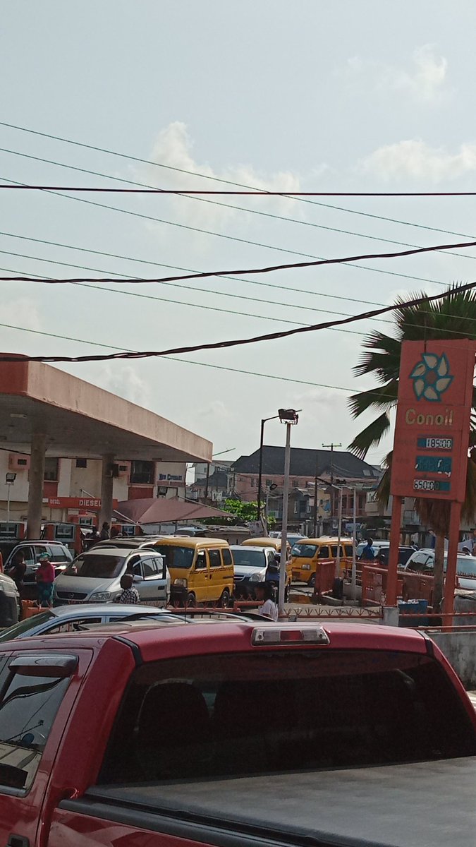 Sleem_P's tweet photo. Queue at banks 😢
Queue at fuel stations 😔
Naija which way na 🤔?
#bankqueue #fuelqueue #naijastory #naija #election23 #votewisely #VotePeterObiForPresident2023 #getyourPVC #votePO https://t.co/6wNdA0cEJV