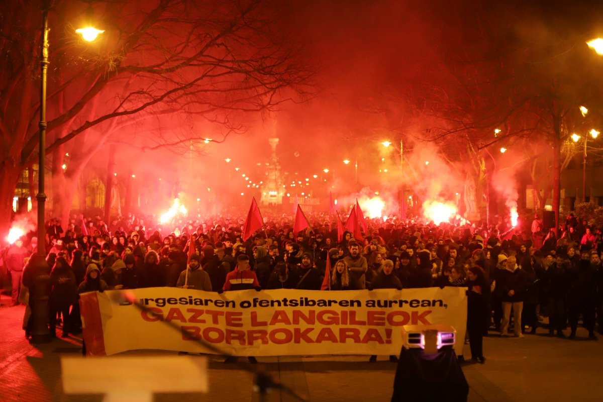 Milaka gazte kalera atera gara Bilbon eta Iruñean egin ditugun manifestazioetan. 

Burgesiaren ofentsiba salatzearekin batera, horri aurre egiteko Estatu Sozialistaren beharra aldarrikatu dugu.

Norabide horretan, borrokatzen jarraituko dugu. 

#GazteLangileokBorrokara