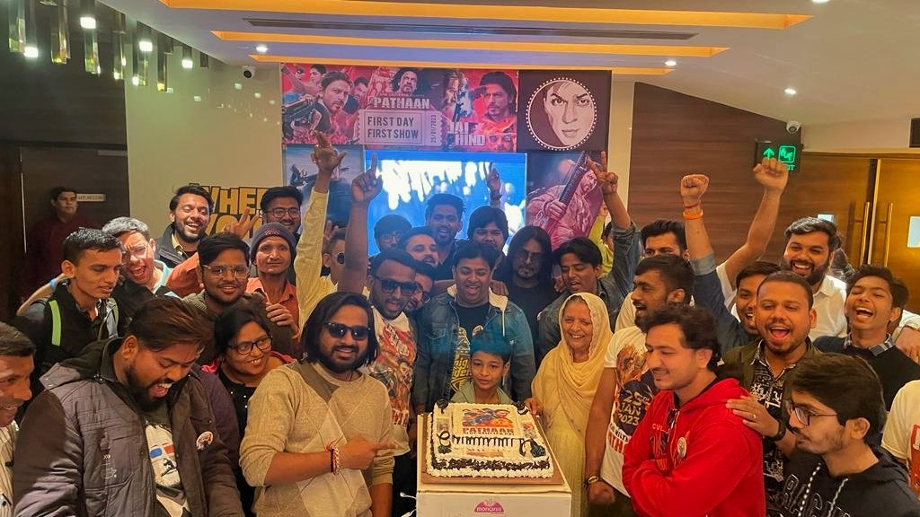 itskePs17's tweet photo. A day to remember ❤️

I have been waiting for this day for a long time and have celebrated it very well. Also, #Pathaan have broken all the records and many more are to come. 

Best start of the new year 🥳

Thank you @SRKUniverse for all the support ❤️

#Pathaan #vadodara https://t.co/KDNzv7IEjd