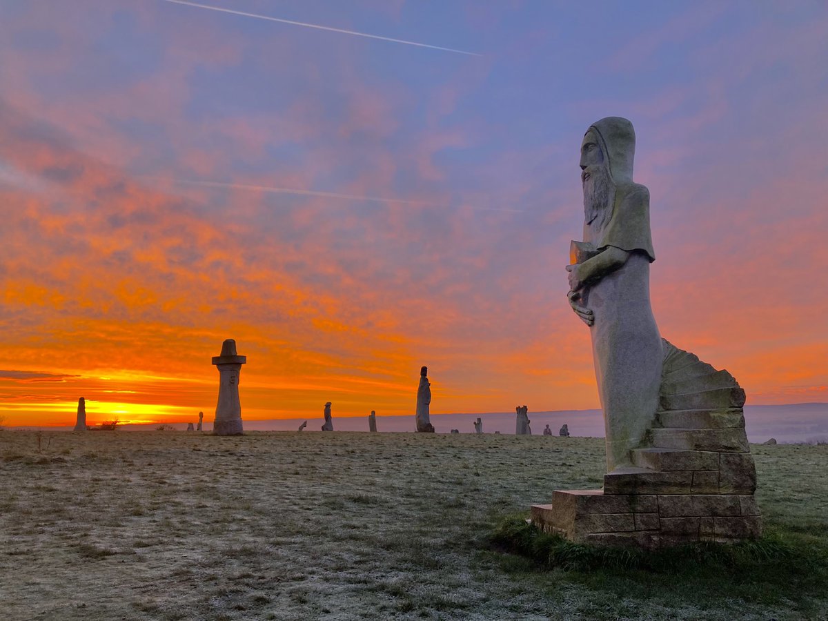 valleedessaints's tweet photo. C’est à la lumière d’un lever de soleil hivernal à La Vallée des Saints que les âmes se révèlent.
(Photos : Vallée des Saints)
#bretagne #beautiful https://t.co/AXivxReKxm