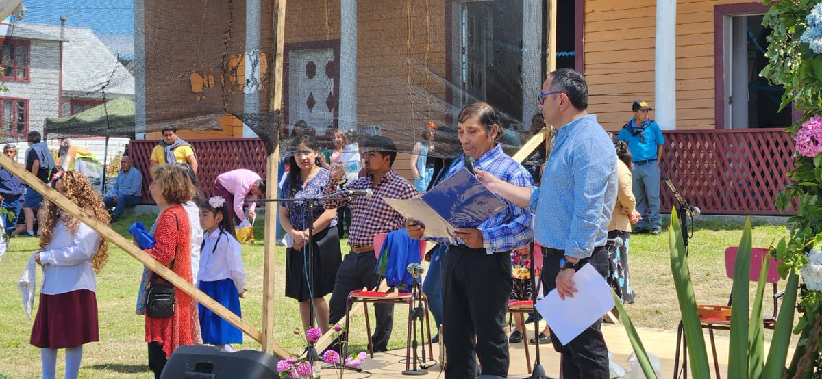 rrppcastro's tweet photo. Dirigentes vecinales y la comunidad, junto al alcalde Juan Eduardo Vera, inauguraron la Fiesta Costumbrista de Isla #Quehui, la que se realiza en el sector de Los Ángeles, hasta donde navegaron masivamente turistas nacionales y extranjeros. https://t.co/ENQoqoOJtQ