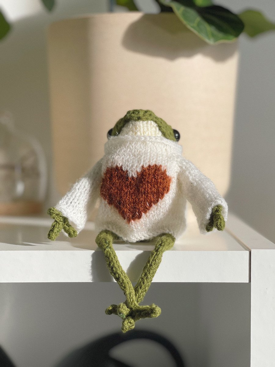 NadiKnits's tweet photo. Hi 👋🏼 
My first knitted toy🧶☺️

#knitting #frog #knittingtoys #knittingfrog #froggy #frogs #frogtoy #knit #knittoy #frogdoll #calm #workspace #imadethisfroggy #imadethisfrog #frogsofinstagram #knitteddoll #knittedsweater #heartsweater https://t.co/lEynUTr1SF