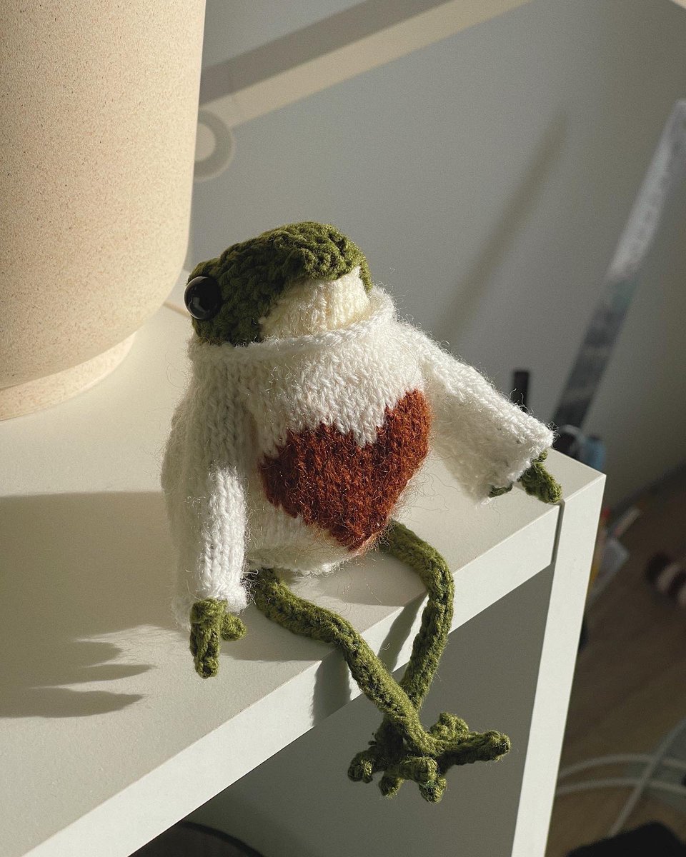NadiKnits's tweet photo. Hi 👋🏼 
My first knitted toy🧶☺️

#knitting #frog #knittingtoys #knittingfrog #froggy #frogs #frogtoy #knit #knittoy #frogdoll #calm #workspace #imadethisfroggy #imadethisfrog #frogsofinstagram #knitteddoll #knittedsweater #heartsweater https://t.co/lEynUTr1SF