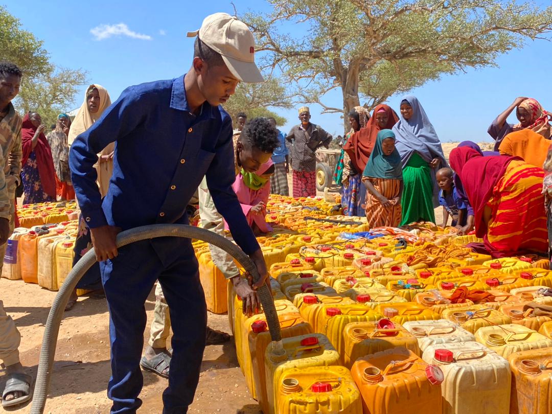 LSRA_Comms's tweet photo. A group of youth volunteers today began water trucking for drought-affected families in #KM50 area in #LowerShabelle. 

The Governor of #LowerShabelle @Hon_Najah  appluads the young volunteers in #KM50 for their service to the vulnerable community &amp; the local admin for z support. https://t.co/vw6Xv8XK8d
