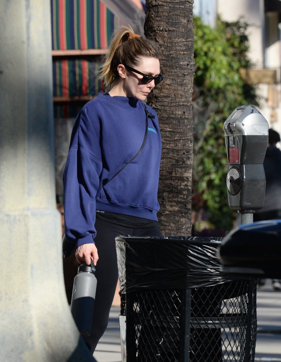 eobrphotos's tweet photo. Elizabeth Olsen deixando uma academia em Los Angeles, California, ontem (27). 

📸 Confira em: https://t.co/b4z1PvpapT https://t.co/2DgZ9fuU2J