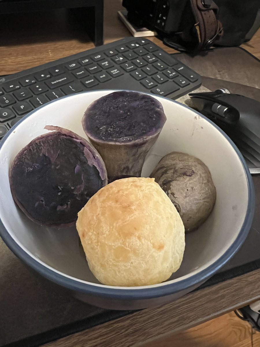 rafaelcfrezende's tweet photo. GM pessoal! 

Uma pergunta:

Pão de queijo com batata doce é fitness pra ser considerado pré treino? 😂😂😂😂😂 https://t.co/PaH5ENH0MO