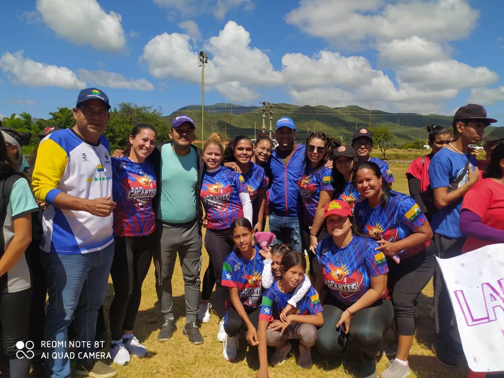 johanyanez85's tweet photo. Hoy participamos en el estadio de macho muerto #Mariño en el inicio del torneo estadal de kickingball organizado por @Rosmelsport e impulsado por el Gobierno Regional #Iadebne , felicidades a todas las atletas de esta hermosa disciplina!!
#AvanzadaContigo https://t.co/xHYqqBfMng