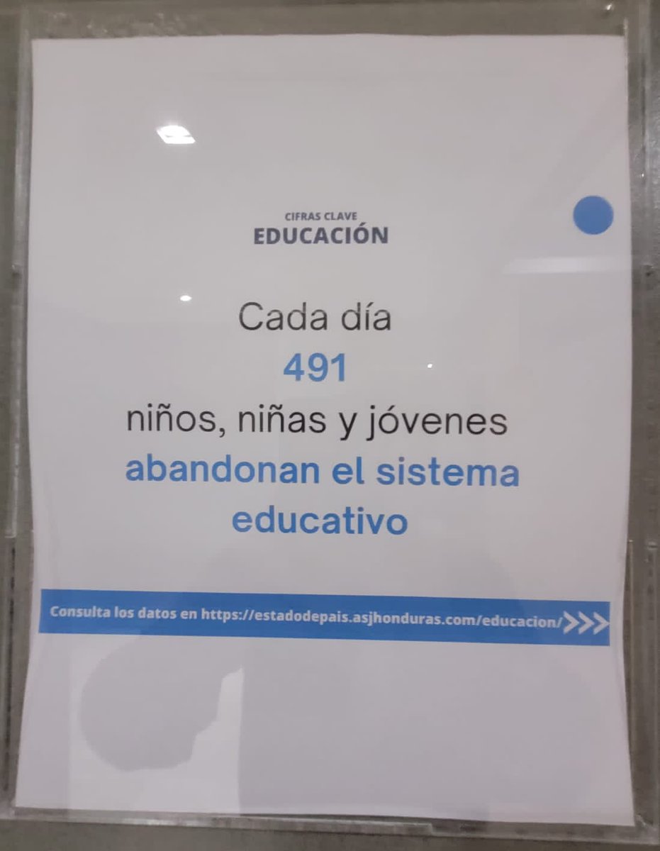 hondudiario's tweet photo. "TE LO CUENTO": Con el propósito de posicionar mensajes proactivos y generar incidencia perceptiva sobre temas de país, entre los usuarios de los sanitarios de ASJ, se han colocado "avisos" y estadísticas sobre la problemática política social. Conste https://t.co/cyKBxsBHob