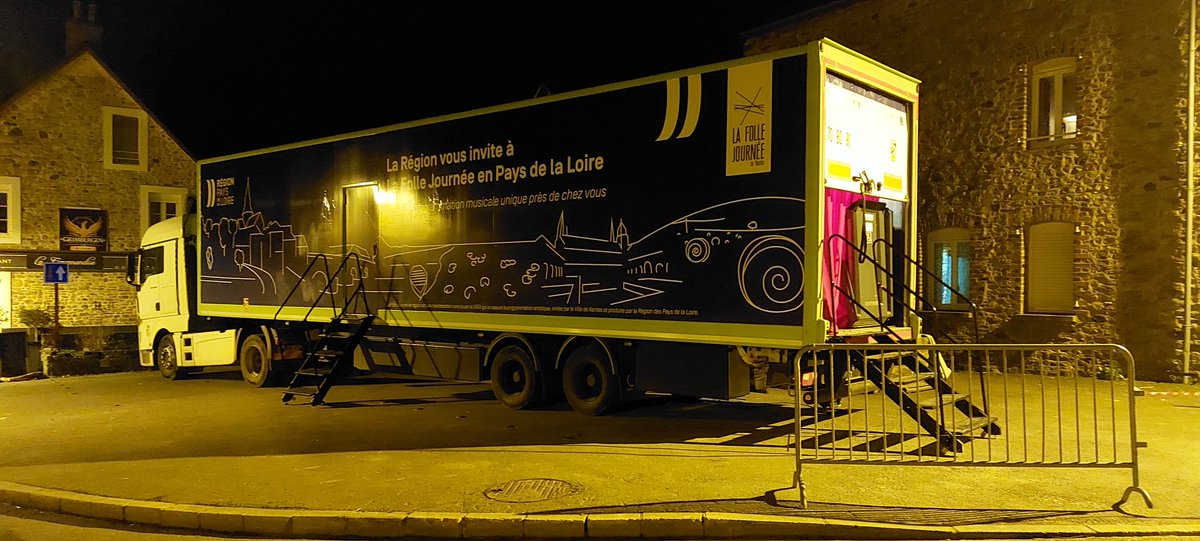 Ce soir la scène itinérante de la Folle Journée s'est posée à la Croixille au coeur de l'Ernée pour un concert de musique baroque. Merveilleux projet de la région des <a href="/paysdelaloire/">Pays de la Loire</a> <a href="/C_MORANCAIS/">Christelle MORANÇAIS</a> <a href="/isabelleleroy4/">Isabelle Leroy</a>