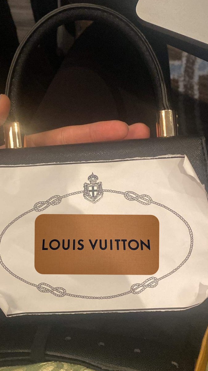 mcmun_elaine_c's tweet photo. This is so embarrassing @AKaburahe 
We all know it's Louis.... nice try... https://t.co/49BoRiM5rP