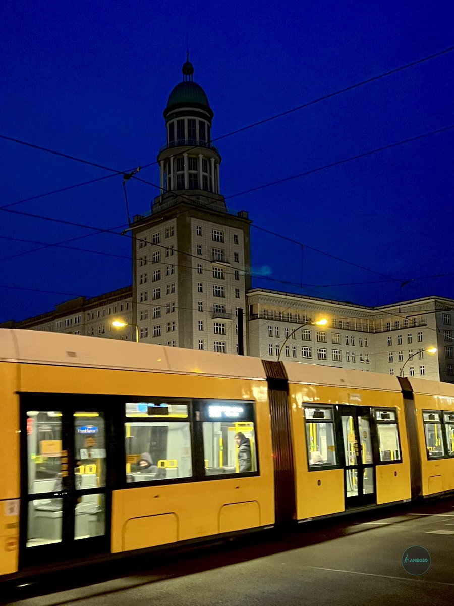 #GutenAbend liebe #Berlin‘ers & Profil Besucher! ☻
•
Zu sehen ist die #Straßenbahn M10 am #FrankfurterTor in Berlin #Friedrichshain. 

More pictures of my Flickr.com/ANBerlin account. 

#streetphotography #berlin2go #urbanromantix #photooftheday #WeilWirDichLieben