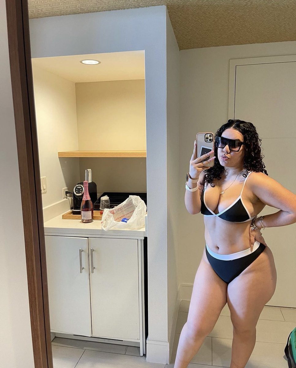 SabrinaVixenn's tweet photo. Way above average . 💋 https://t.co/msMppqoQTa