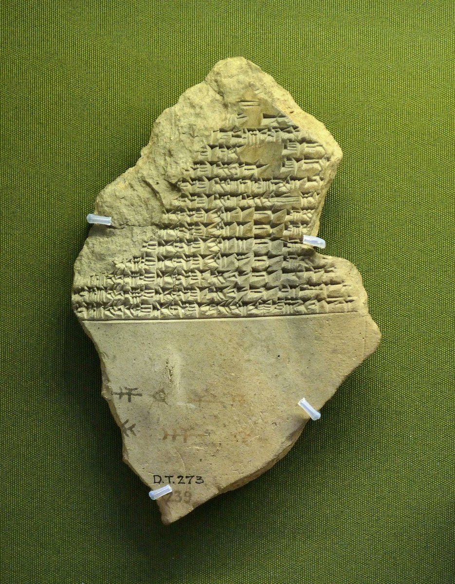 DT.273 @britishmuseum, Neo-Assyrian (1st millennium BCE) #cuneiform tablet featuring astrological omens with a colophon in ink. Was the colophon added by a scribe after the tablet dried out? 📷 @crewsproject, tablet also featured in -Cuneiform- by @JonTaylor_BM and Irving Finkel.