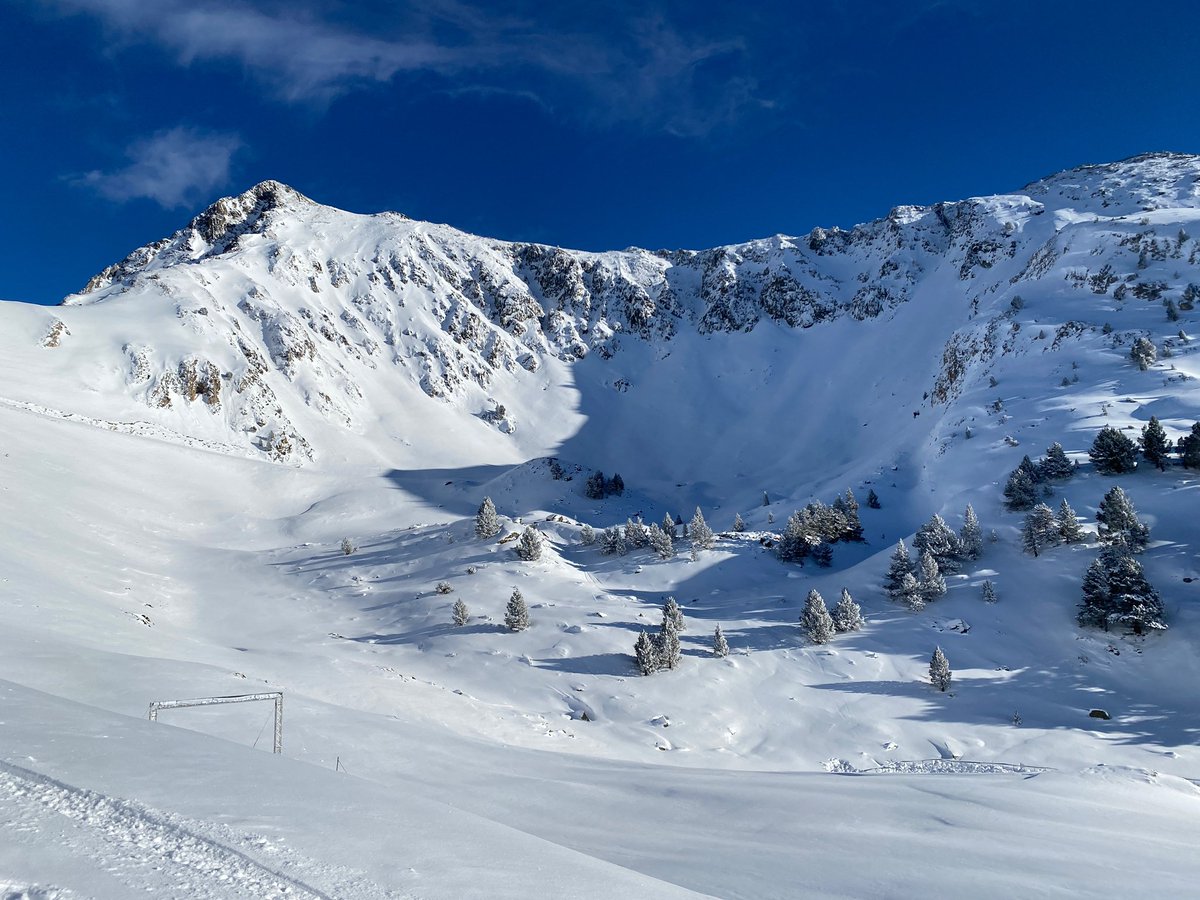 ⛷🏔🏂 Mañana arranca el @FreerideWTour de Baqueira Beret. 
 
⚠️ ¿En qué consiste la prueba #FWT23? 

👉 Básicamente es lanzarse en esquí o snow desde lo alto de la montaña... y conseguir la bajada más espectacular  👇👇👇 #HomeofFreeride