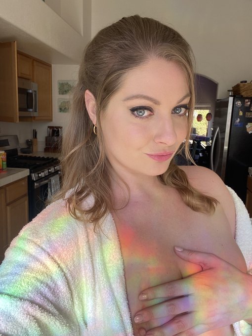 Half up half down is going to Meg lion for a few months haha https://t.co/ZnAIqX7aAj<a href="/tag/mvsales"class="tags"><span>#mvsales</span></a>