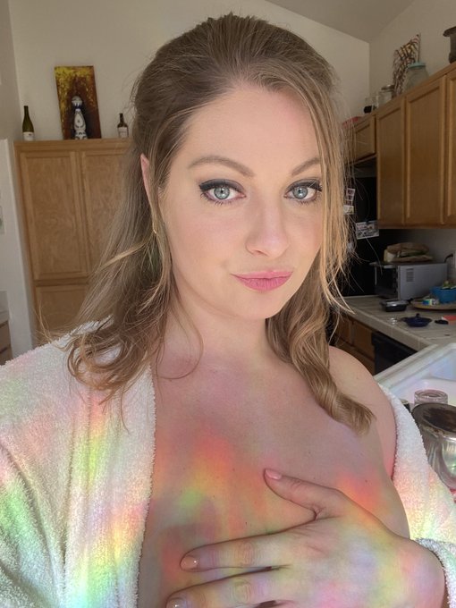 Half up half down is going to Meg lion for a few months haha https://t.co/ZnAIqX7aAj<a href="/tag/mvsales"class="tags"><span>#mvsales</span></a>