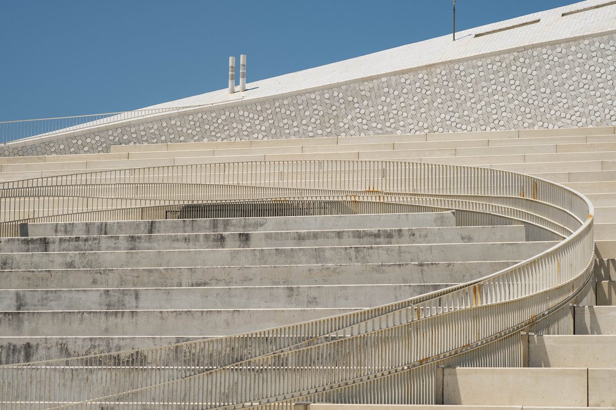 clogette's tweet image. Terminal de Cruzeiros, Porto. 
Never thought I&apos;d be that fascinated by a tour of a port building but loved it. (May 2022). The hexacon tiles are angled, representing fish scales, to reflect the light of the sun. 
#Porto #Portugal #Travel