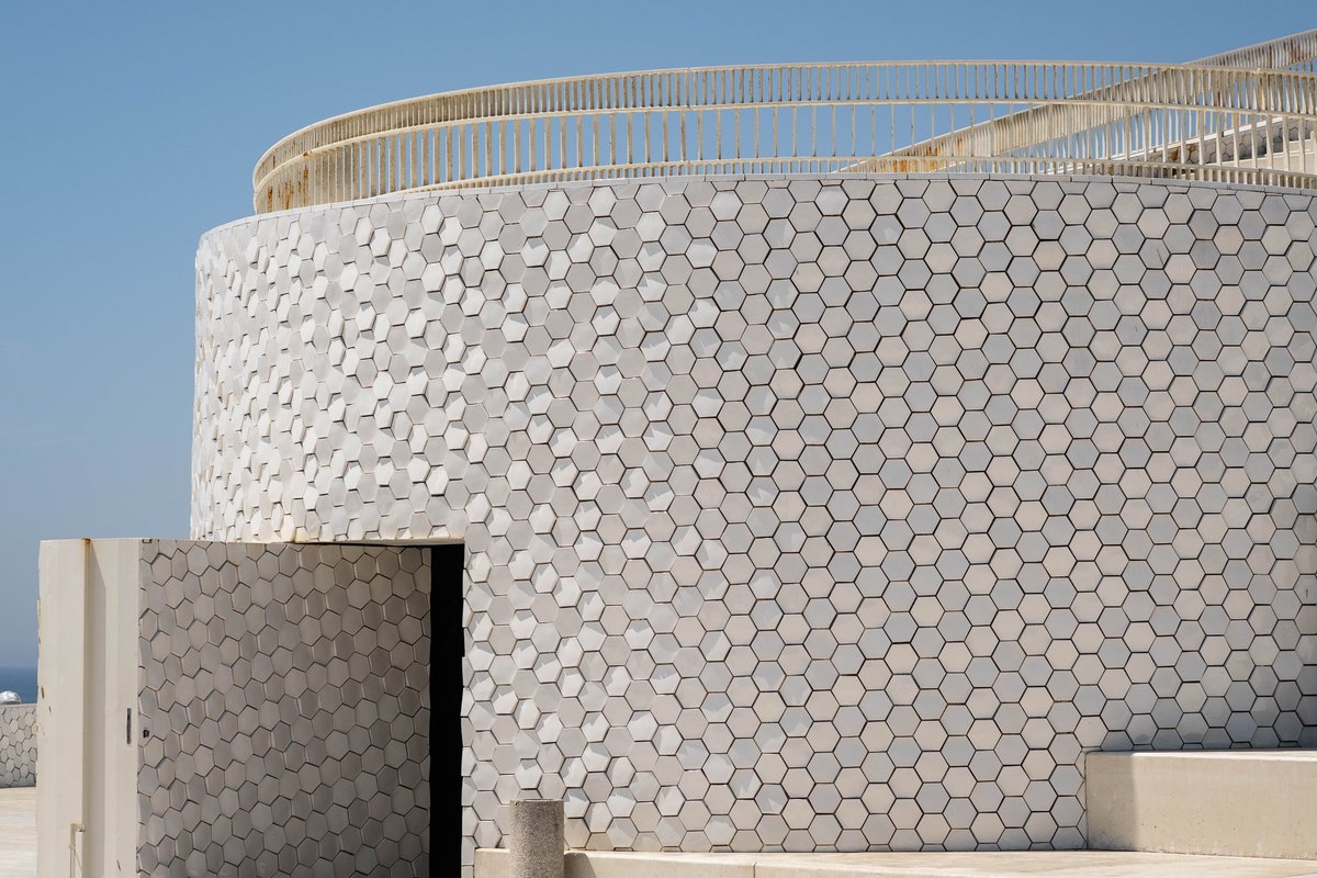 clogette's tweet image. Terminal de Cruzeiros, Porto. 
Never thought I&apos;d be that fascinated by a tour of a port building but loved it. (May 2022). The hexacon tiles are angled, representing fish scales, to reflect the light of the sun. 
#Porto #Portugal #Travel