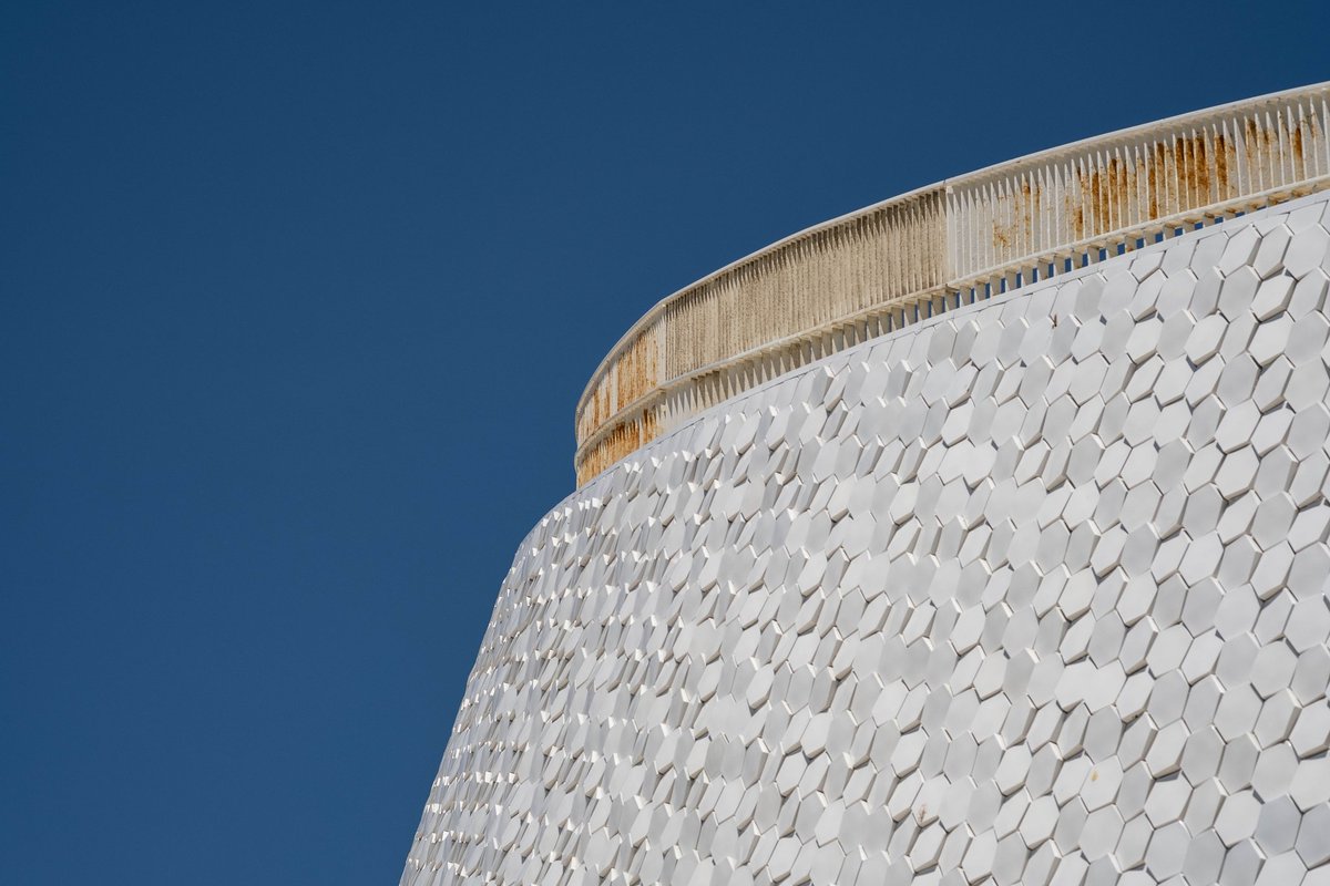 clogette's tweet image. Terminal de Cruzeiros, Porto. 
Never thought I&apos;d be that fascinated by a tour of a port building but loved it. (May 2022). The hexacon tiles are angled, representing fish scales, to reflect the light of the sun. 
#Porto #Portugal #Travel