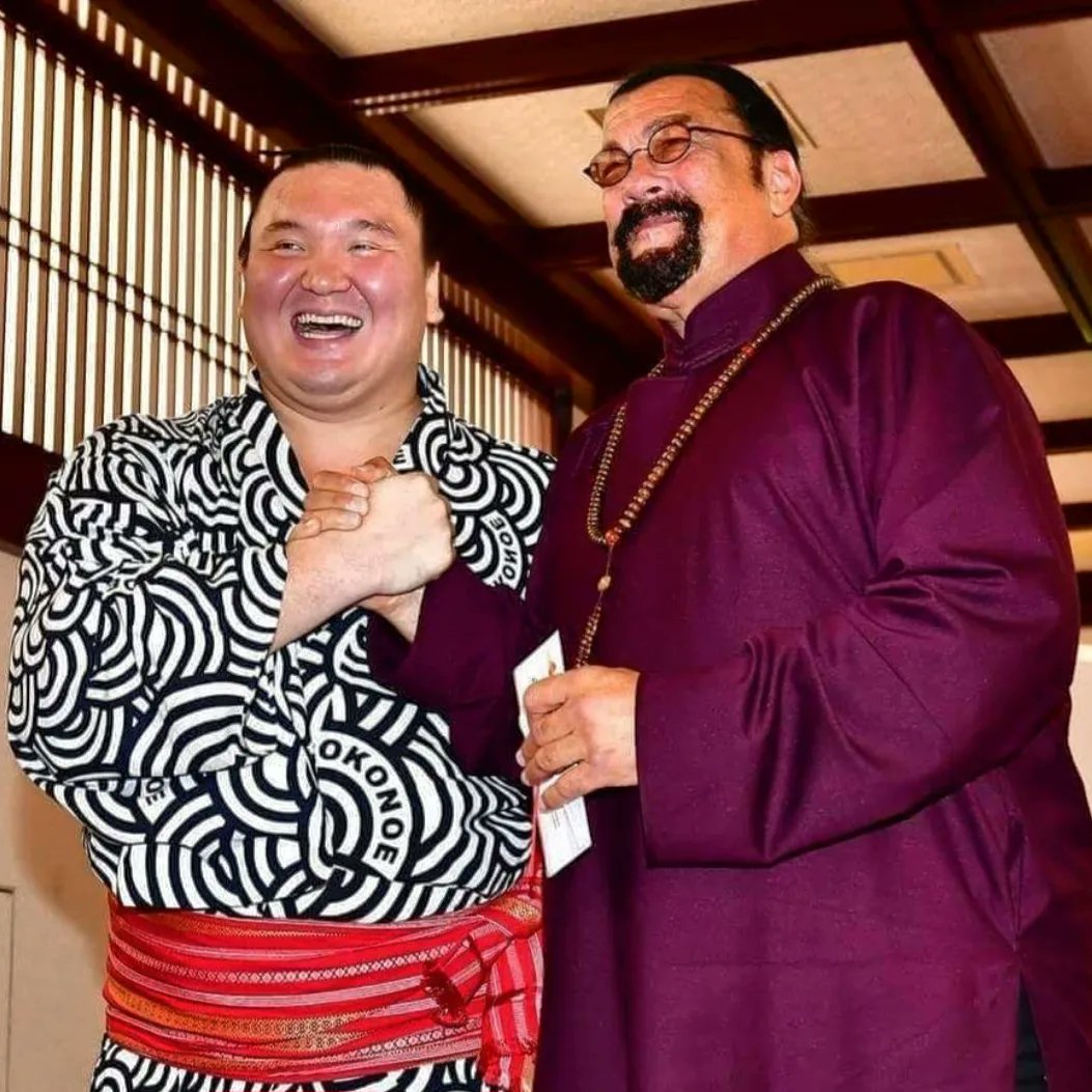 aikidofaoro's tweet photo. Yokuzuna Hakuhō Shō &amp; Shihan Seagal 

🙏✨️🇯🇵🇲🇳
Retirement ceremony 

Tokyo, Japan 
January 2023

#stevenseagal #hakuho #Tokyo #白鵬 　#引退相撲 #沈黙の断髪式 https://t.co/x2bFRabAAL
