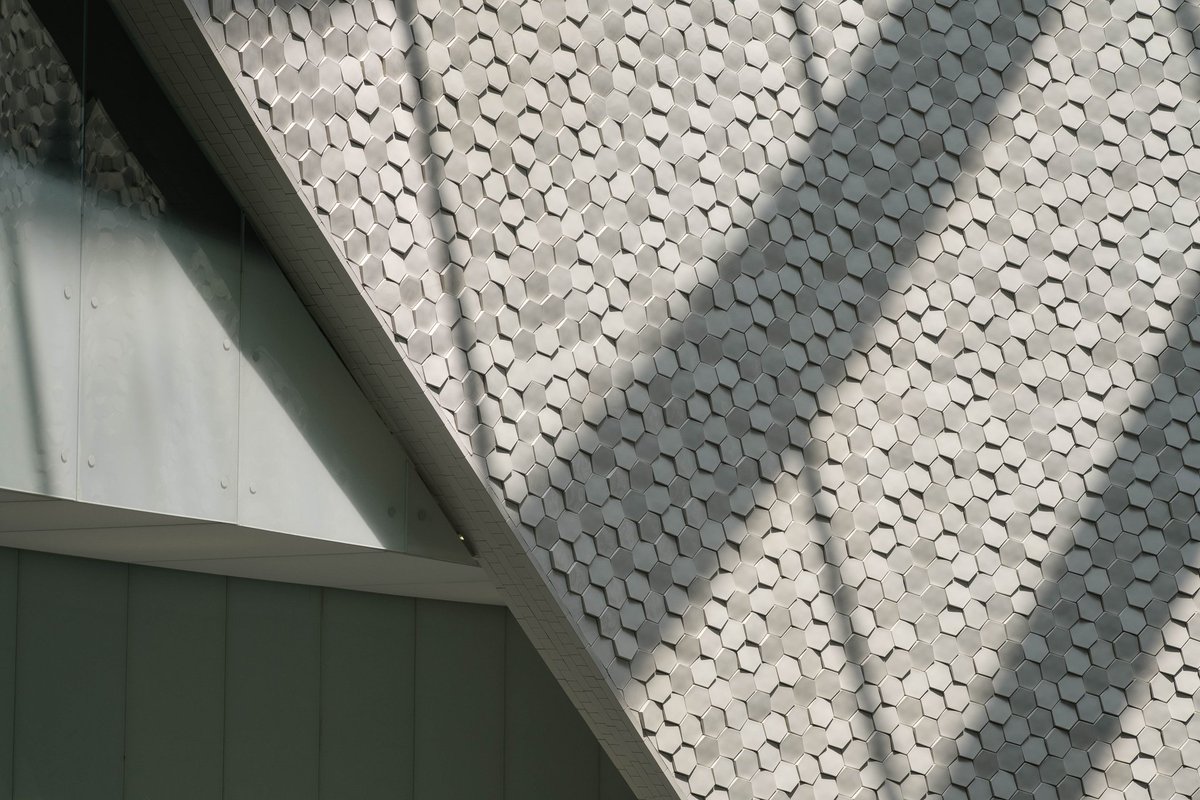 clogette's tweet image. Terminal de Cruzeiros, Porto. 
Never thought I&apos;d be that fascinated by a tour of a port building but loved it. (May 2022). The hexacon tiles are angled, representing fish scales, to reflect the light of the sun. 
#Porto #Portugal #Travel