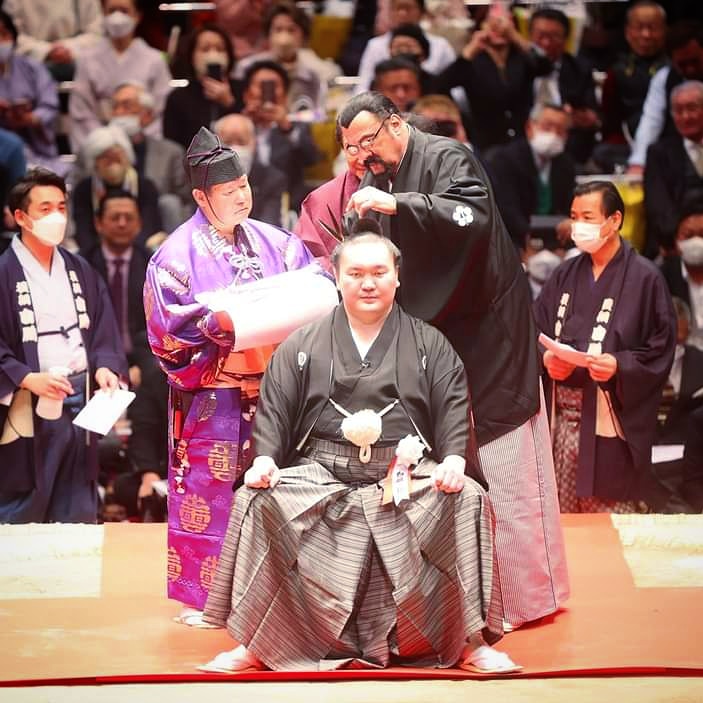 aikidofaoro's tweet photo. Yokuzuna Hakuhō Shō &amp; Shihan Seagal 

🙏✨️🇯🇵🇲🇳
Retirement ceremony 

Tokyo, Japan 
January 2023

#stevenseagal #hakuho #Tokyo #白鵬 　#引退相撲 #沈黙の断髪式 https://t.co/x2bFRabAAL