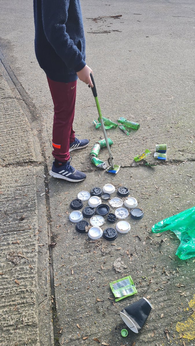LKickers's tweet photo. We needed something to lift our moods after the depressing amount of litter on the river banks this morning, so we tried out a bit of #LitterArt ahead of #GreenFootballWeekend next weekend! There must be a green goal in there for @SpursFoundation somewhere, surely @PlanetLge 💚⚽️ https://t.co/bD9cAFxttI