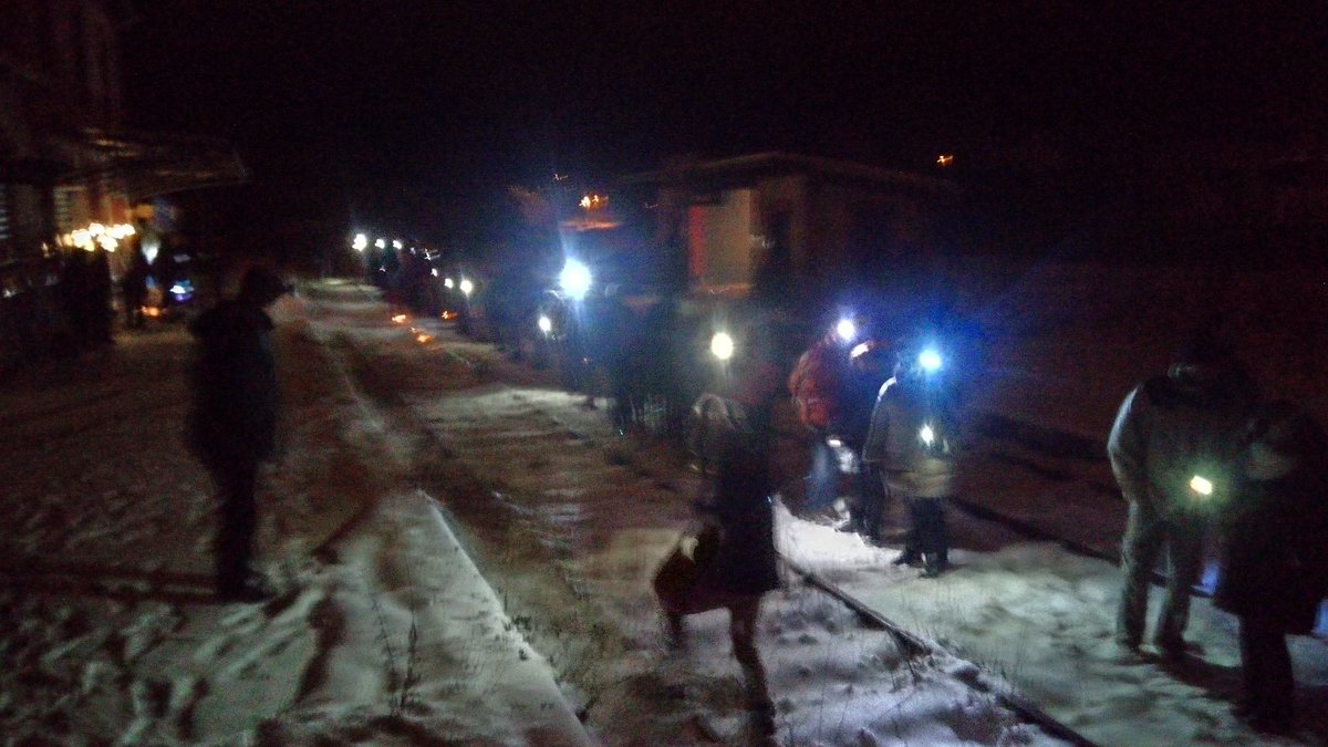UsagersHtAllier's tweet photo. Les habitants de #Noiretable #Loire réclament la réouverture de la voie entre #ClermondFd @villedethiers et #Boen #SaintEtienne ce soir d'hiver. Ils nous envoient ce message plein de Lumières.
Seul @letrain634269 est capable d'assurer une mobilité sécure par ces temps enneigés. https://t.co/KtrhYxbmii