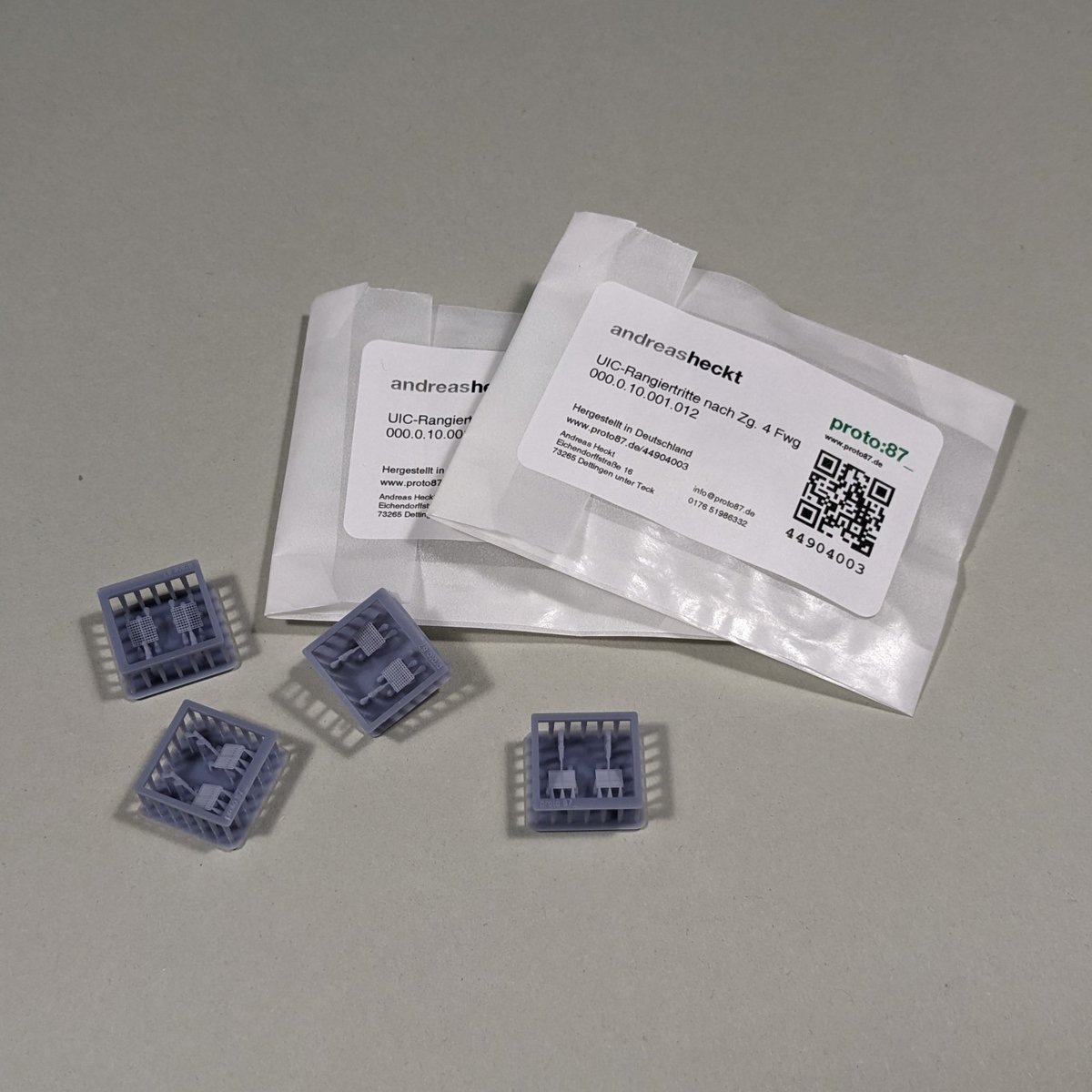 proto87_'s tweet photo. Frisch gedruckt für die Verrückten unter euch, die wie ich auf moderne Güterwagen stehen: fein durchbrochene UIC-Rangiertritte als 3D-Druckteil (2 Tritte je VPE, plastikfrei verpackt).
https://t.co/rMGSjeMvO6
#finescale #h0 #modelrailroad #modelrailway #proto87 #187scale https://t.co/qZG0IGrPBF