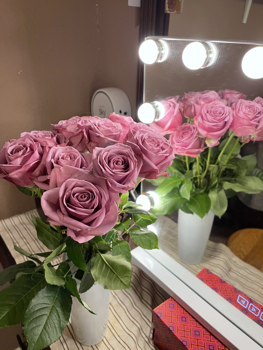 xonessa_16's tweet photo. My boyfriend has given me the most flowers I have ever gotten in my whole life and we’ve only been together for less than a year 🥰 https://t.co/zPptlDg45u