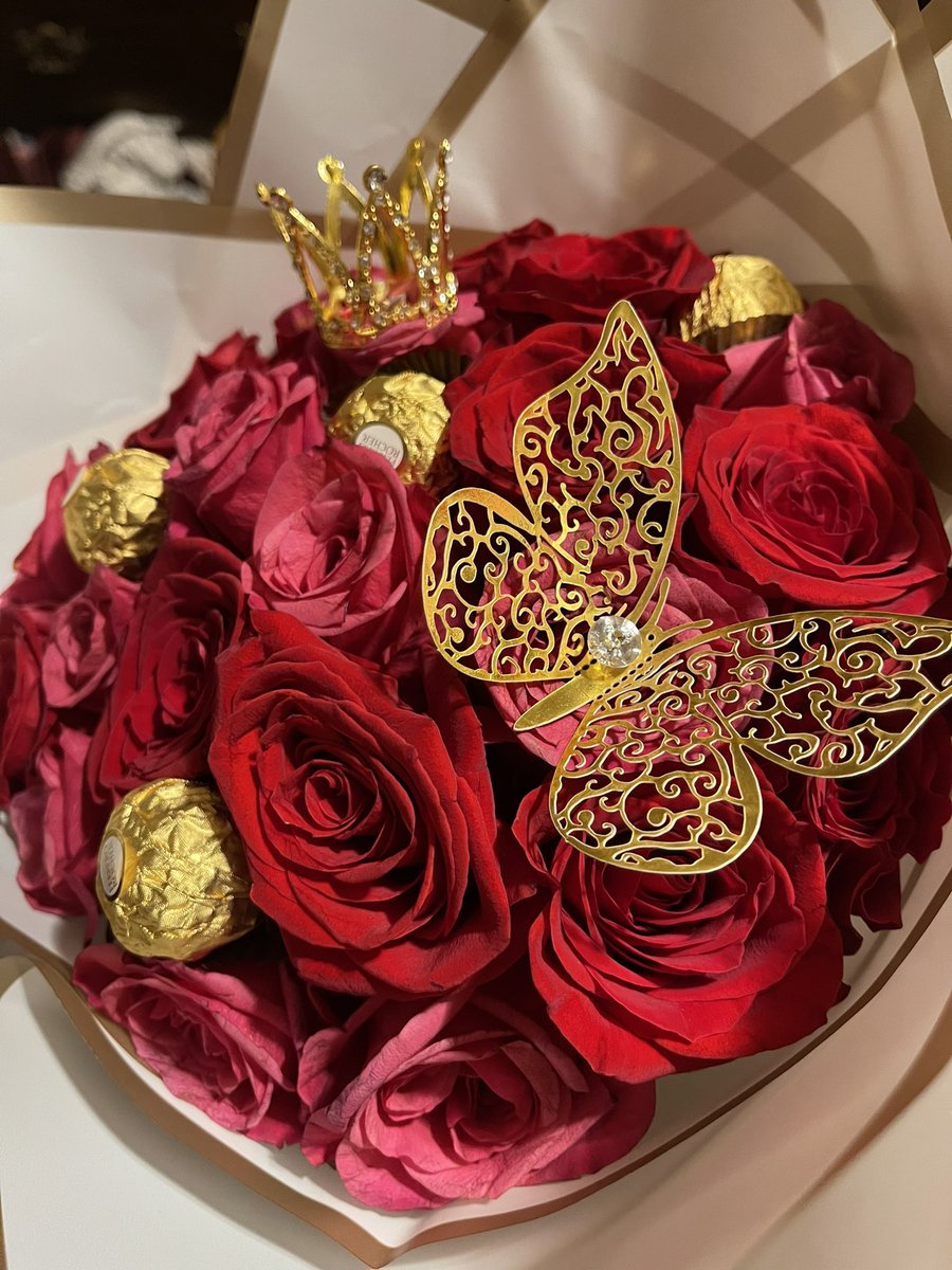 xonessa_16's tweet photo. My boyfriend has given me the most flowers I have ever gotten in my whole life and we’ve only been together for less than a year 🥰 https://t.co/zPptlDg45u