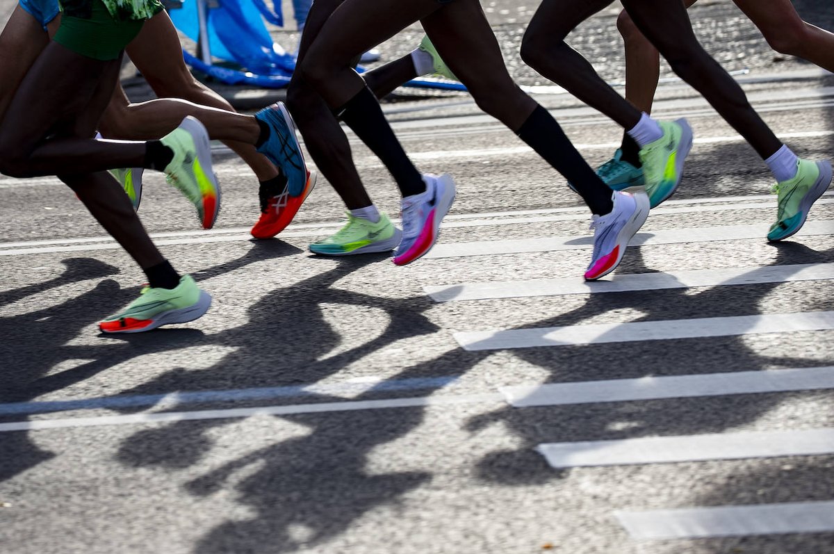 Aun así, muchos atletas han sentido que, con el mismo esfuerzo, corrían más rápido y se cansaban menos.

💬 "No sé dónde está el límite del cuerpo, pero bajar de las 2h en maratón seguro que depende de las zapatillas", sentencia Pérez.

✍🏼 <a href="/danielarribas96/">Daniel Arribas</a>