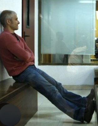 BalbontinCas's tweet photo. Txapote haciendo tiempo para votar a Pedro Sánchez. https://t.co/HQqxl2OKFV