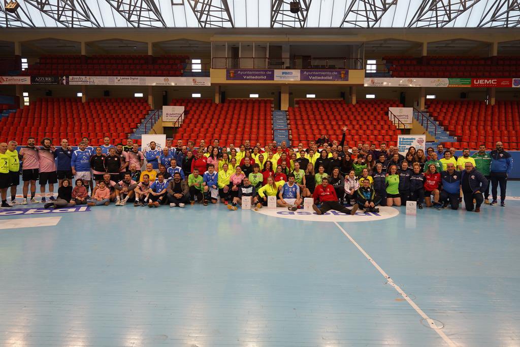 DavidBrookpro's tweet photo. Apoyando al deporte en todas las categorías y en todas las edades. Encuentro de Balonmano Veteranos @atlvalladolid “Yo jugué” 130 deportistas de diferentes provincias. Un ambiente extraordinario en Huerta del Rey. #DeporteDeValladolid https://t.co/tsqBG8j13M