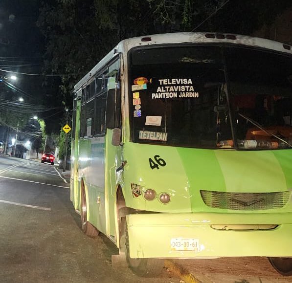 EnlaceTAguilas's tweet photo. #NooBueno otro camión de la #Ruta43 que cree que la banqueta es el lugar para dejar a dormir su camión 🙄 se pasan de verdad @LaSEMOVI nos ayudan por favor? Placa 0430061 SUAC 2701231789260 @ComunidaDesier2 @DtVinculo @NoMasCondosAO @PORLASAGUILAS https://t.co/z5TysWJ1b3