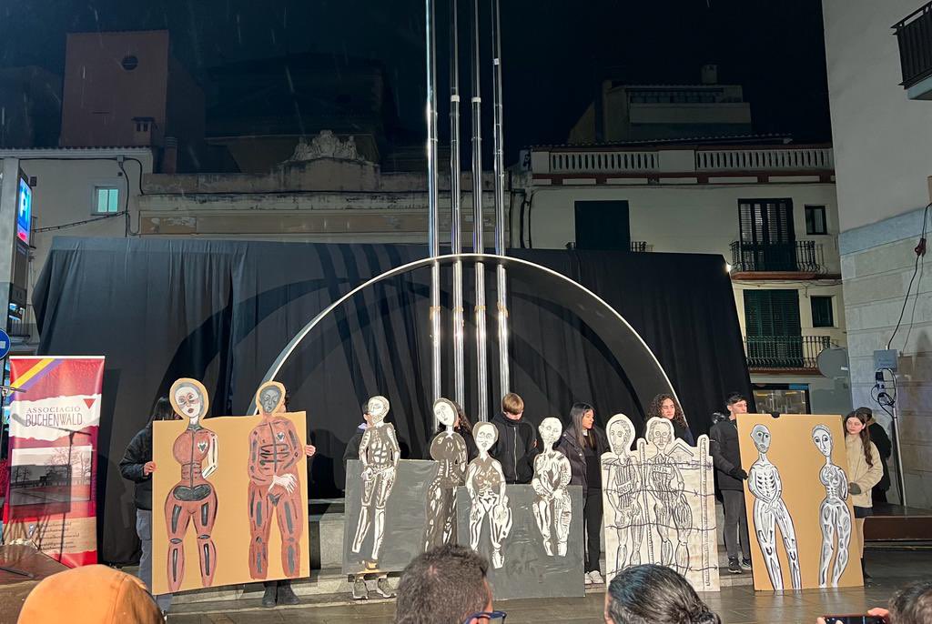 llorenst's tweet photo. Avui commemorem el Dia Internacional de l'#Holocaust i de prevenció de crims contra la Humanitat. Gràcies als i les joves de la ciutat per la vostra participació #maimesfeixisme https://t.co/yyoyJP7NBr