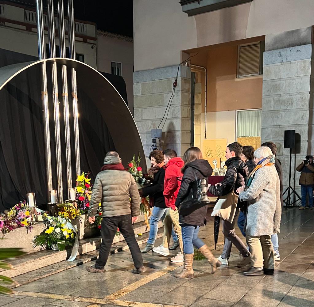 llorenst's tweet photo. Avui commemorem el Dia Internacional de l'#Holocaust i de prevenció de crims contra la Humanitat. Gràcies als i les joves de la ciutat per la vostra participació #maimesfeixisme https://t.co/yyoyJP7NBr