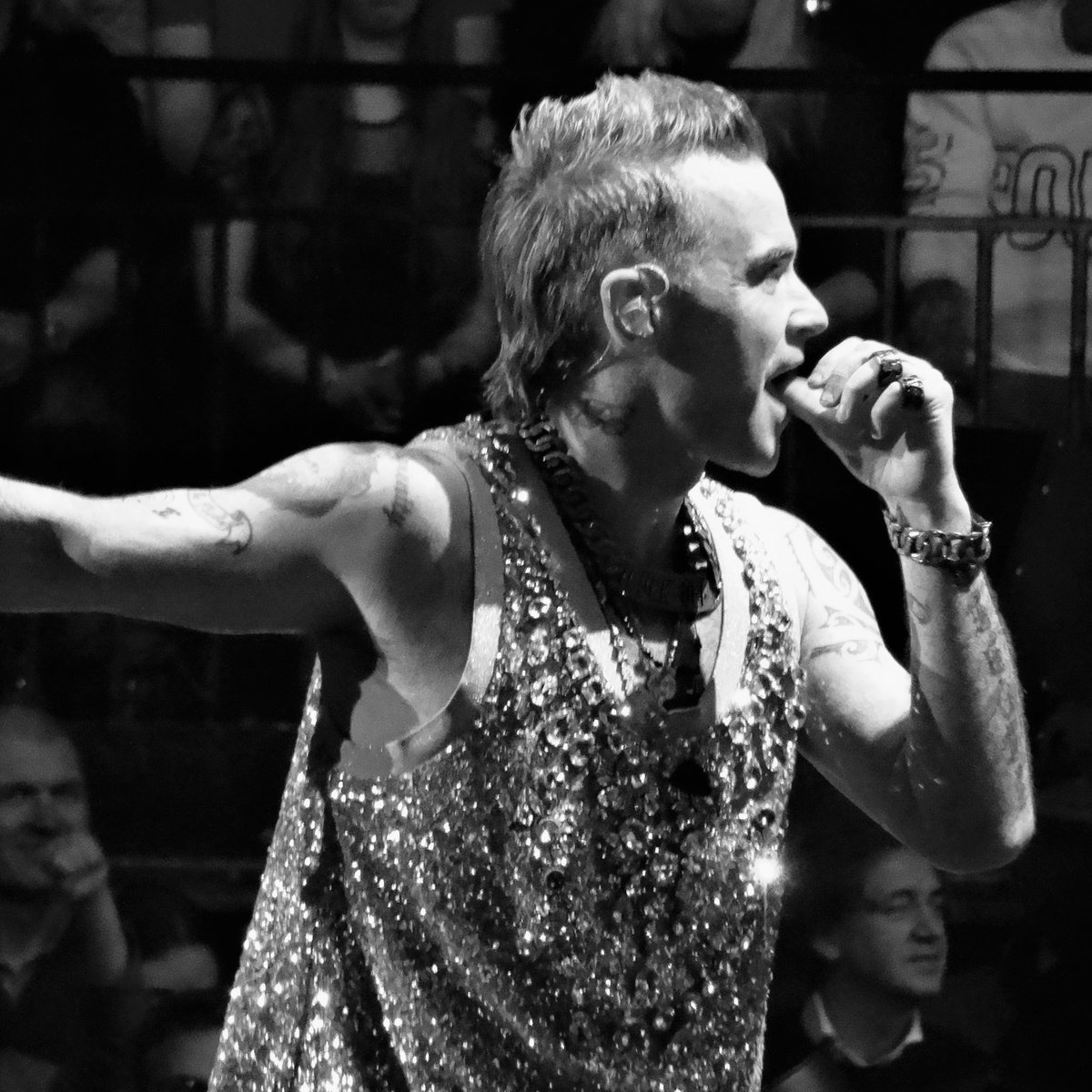 About Thursday night... a piece of my stayed somewhere around that magic moment with <a href="/robbiewilliams/">Robbie Williams</a> . Again. Seems like it's always be that way. 
© Photo : Nat Lecoq
Papa <a href="/poppapete299/">Pete Conway</a> : as always, the "kid" rocked the place. :)