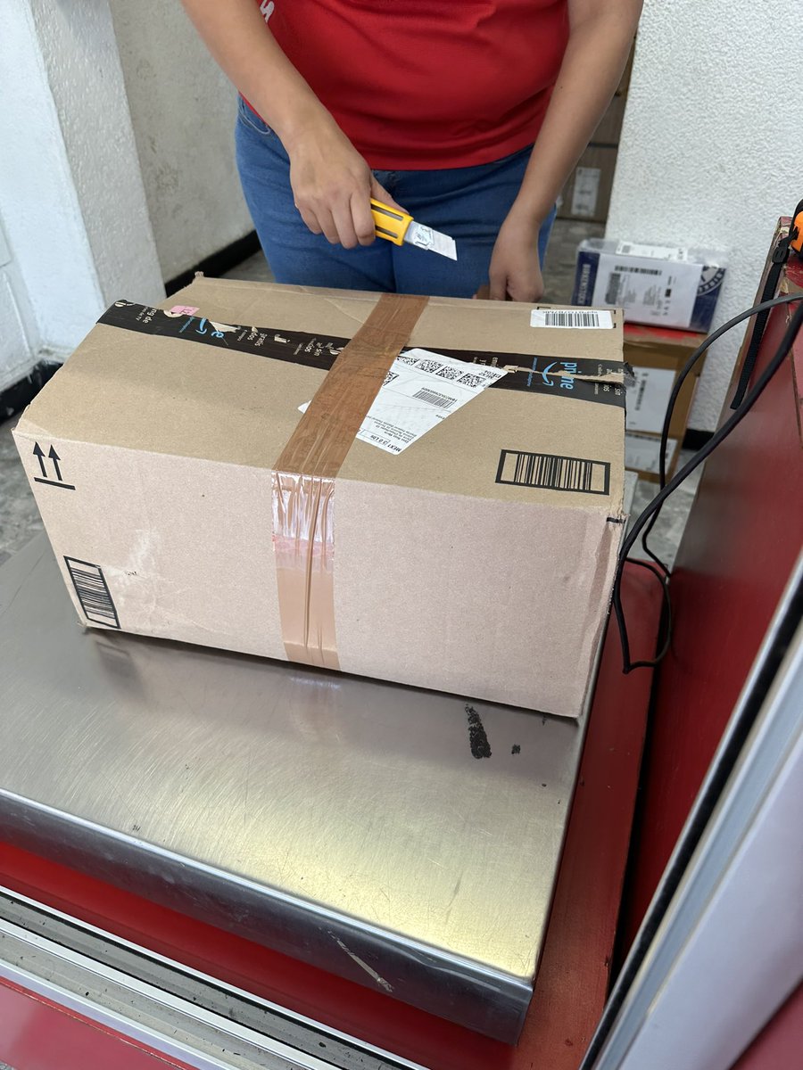 La_Alexaa's tweet photo. @estafeta @amazonmex  en Estafeta cobran por ponerle cinta canela a los paquetes de devolución de Amazon… #muymal https://t.co/QyKMCJfQTs