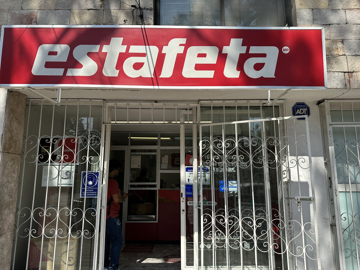 La_Alexaa's tweet photo. @estafeta @amazonmex  en Estafeta cobran por ponerle cinta canela a los paquetes de devolución de Amazon… #muymal https://t.co/QyKMCJfQTs