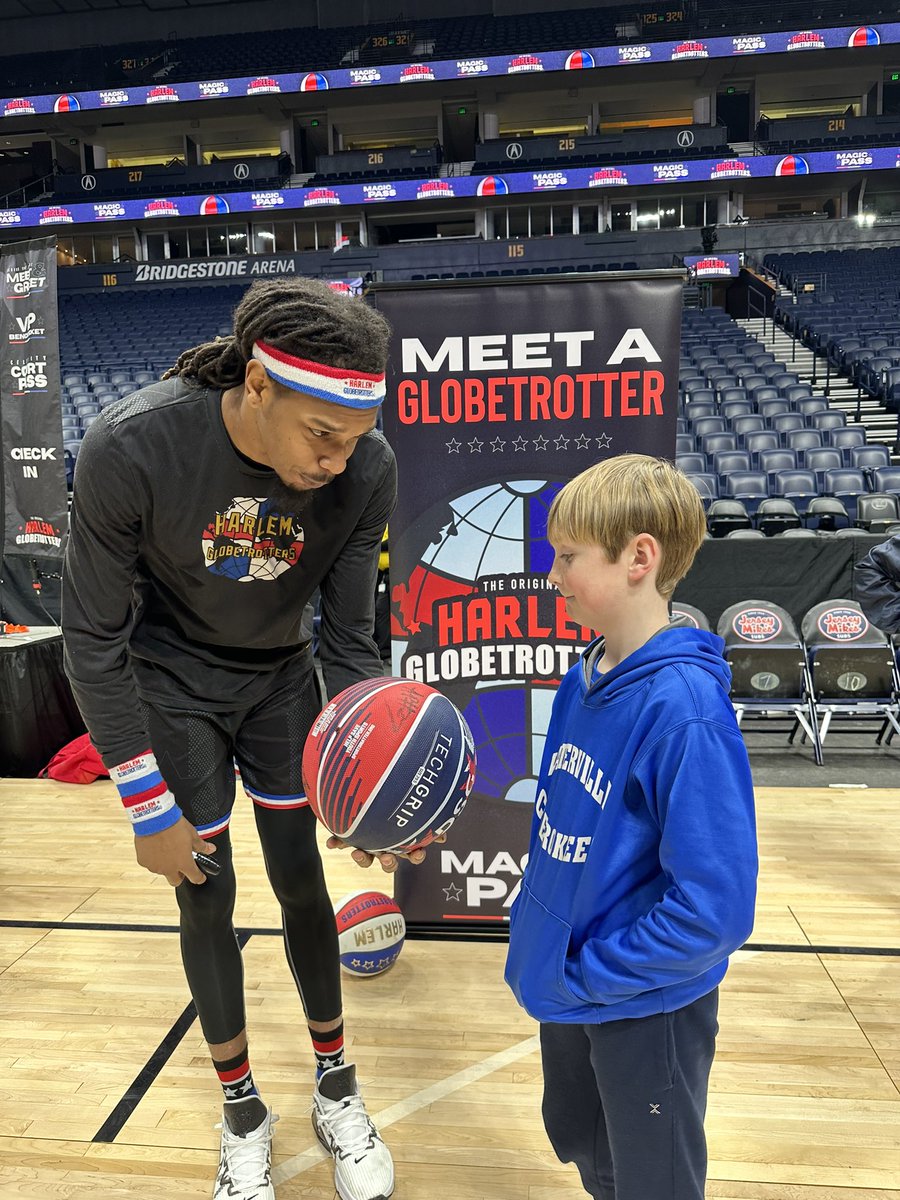 That “trying not to be star-struck” look. @Globies