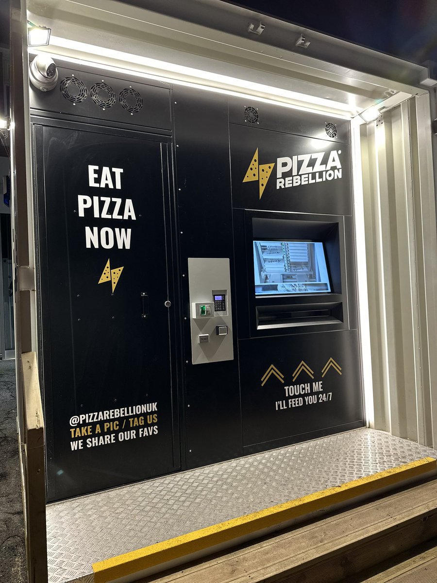 3eakStefan's tweet photo. So apparently there are pizza vending machines now https://t.co/kwAU850dQY