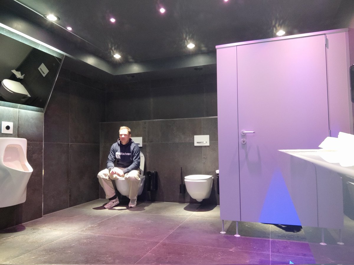 SanderMdeLeeuw1's tweet photo. I'm just soooooo confused....#seppi #gerlos there even isn't any toiletpaper there ....#wintersport #seppibasecamp https://t.co/W6Vco0y3MI
