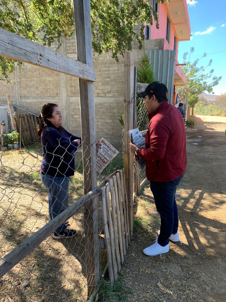 CarlosLopez_LJ's tweet photo. En cada recorrido que realizamos y casa que visitamos nos encontramos con el sentimiento de cambio y lucha por nuestro @PartidoMorenaMx. Es un honor ser morenista y seguir los ideales de nuestro Presidente @lopezobrador_ .
#NoPodemosFallar https://t.co/ZOZDbzrw0C
