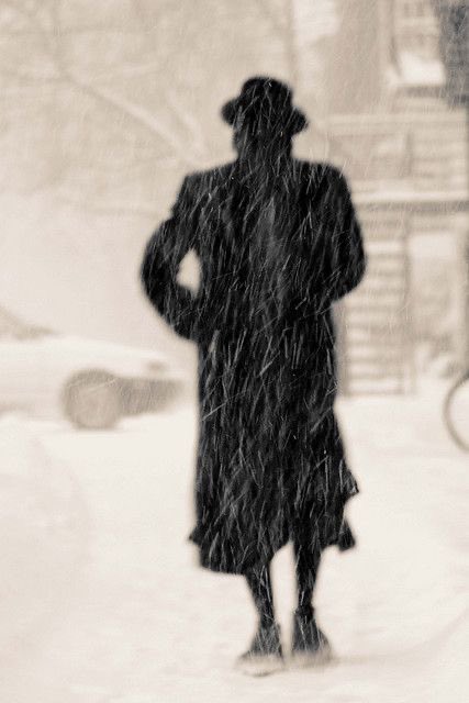 Var mı bilen başıma seni saranlar arasında adını
Mantık mı diyorlar idrak mısın hafıza mı
Sahici bir şeysen eğer söyle bakalım
Neydi sevgilinin koynuma kaçtığı tarih?

İsmet Özel