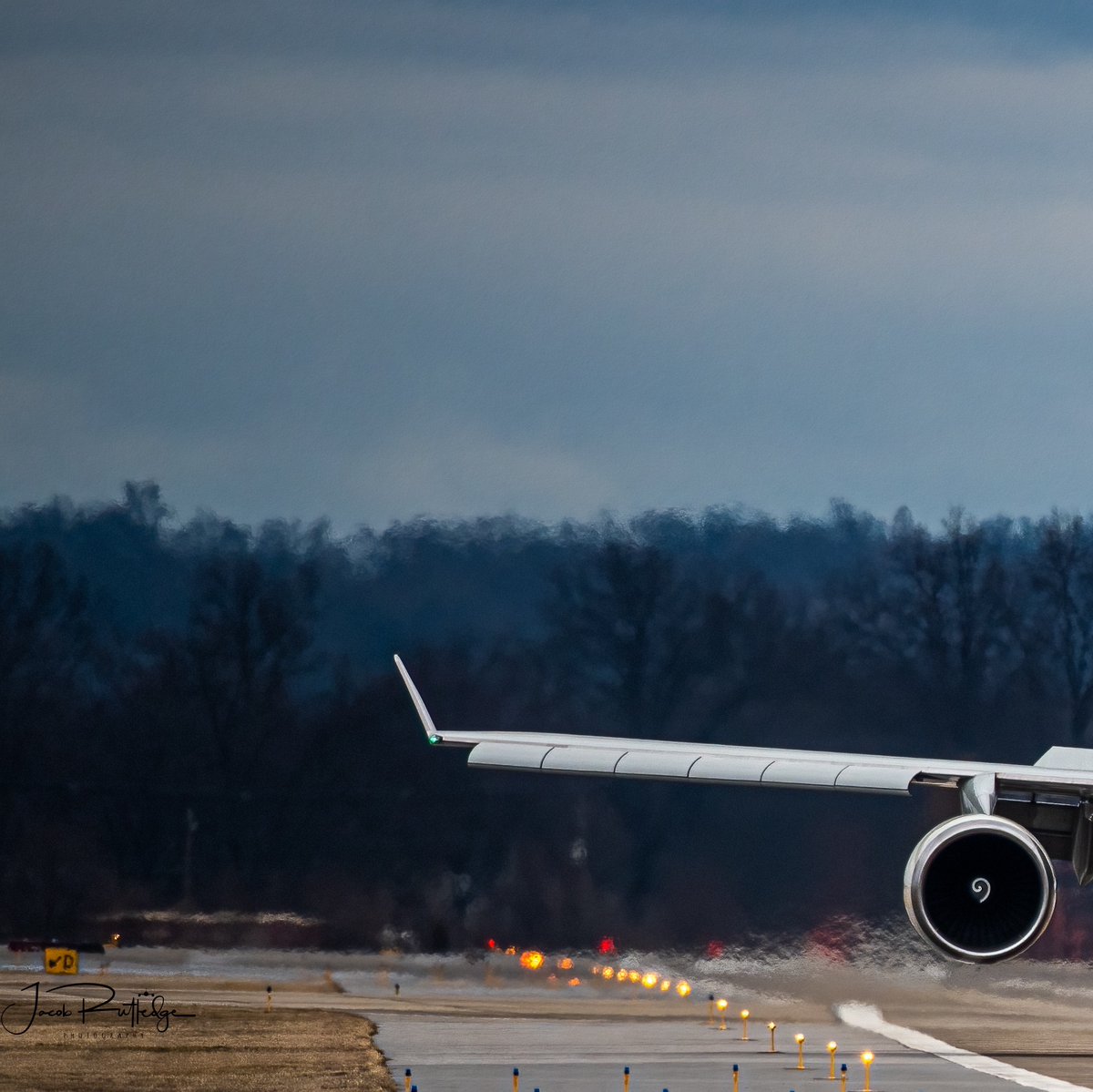 jmrutl01's tweet photo. Not your everyday approach....
Strong westerly winds mean crosswind runway ops. That's exactly what happened this Wednesday leading to this photo opportunity.
#N577UP arriving from SJU on 29 as flight #UPS327 on 1/25/2023
#avgeek #worldport #upsairlines https://t.co/nySZpOcZZX