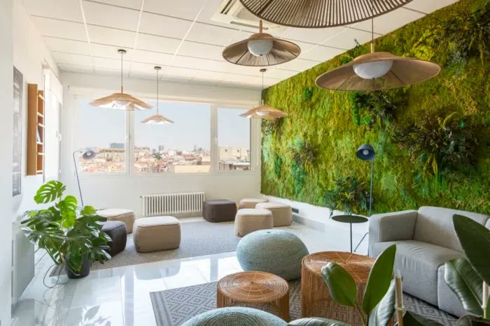 Een mooie rustgevende entree met veel licht groen en een huiselijke sfeer.
Bekijk nog meer foto's van dit mooie kantoor van Nubika Cloud Solutions in Madrid via onderstaande link.

buff.ly/3ZY7ruW 

#meubilair #interieurbeleving #entree #office